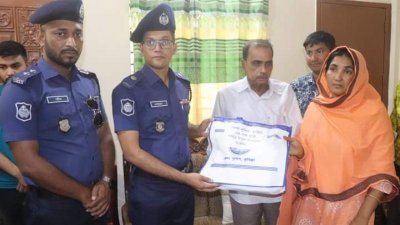 সাংবাদিক মহিউদ্দিন সরকার নাঈমের বাড়িতে উপহার নিয়ে পুলিশ