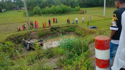 খালে পড়া প্রাইভেটকারটি