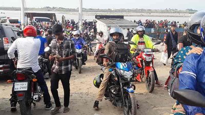 সাত্তার মাদবর ঘাটে ঘরমুখো মানুষের ভিড়