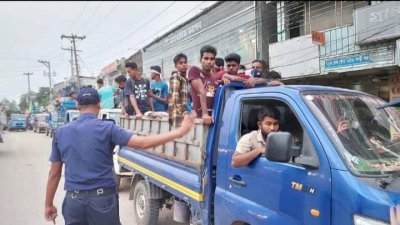 পিকআপে উচ্চশব্দে গান বাজিয়ে নাচানাচি, ‍গুনতে হলো জরিমানা
