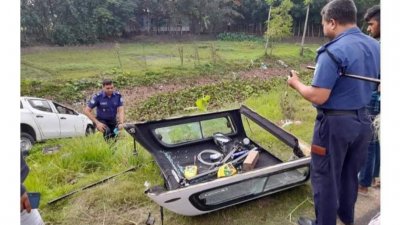 গাড়িটি ছিটকে সড়কের পাশে খাদে পড়ে যায়