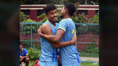 ঈদের পর অনুশীলনে ফিরে কোলাকুলি করছেন দুই আবাহনী সতীর্থ।