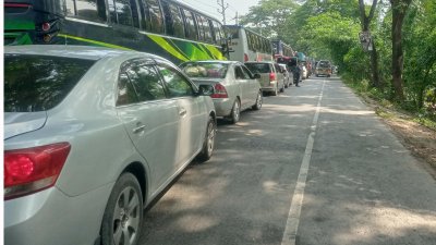 ১০ কিলোমিটার এলাকাজুড়ে প্রায় চার-পাঁচ হাজার যানবাহন নদী পারের অপেক্ষায়