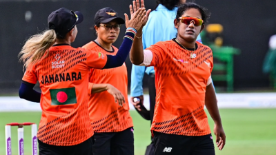 শেষ ওভারে খরুচে ছিলেন জাহানারা।