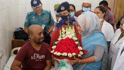 টাইগার মিলনের পাশে আইজিপির স্ত্রী