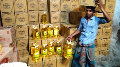 ব্যবসায়ীর গুদামে মজুত করা তেল