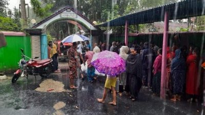 বাড়ির সামনে মানুষের ভিড়