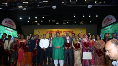 অনুষ্ঠানে পুরস্কারপ্রাপ্তদের একাংশ (ছবি: নাসিরুল ইসলাম)