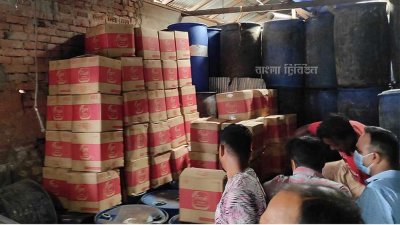 বাগেরহাটের এক গুদামেই মিললো ৩৮০০ লিটার তেল