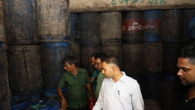 ভোজ্যতেলের অবৈধ মজুতের বিরুদ্ধে ভ্রাম্যমাণ আদালতের অভিযান