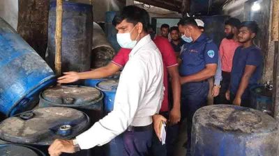 কুমিল্লায় দুই দোকানির গুদাম থেকে আট হাজার লিটার সয়াবিন তেল উদ্ধার