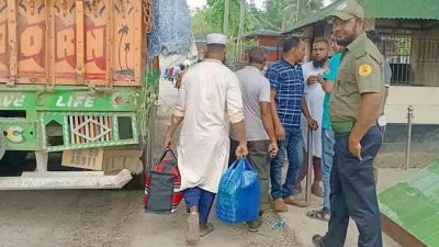বাংলাদেশে ঢুকে হিলি বাজারে পণ্য বিক্রি করে ভারতে ফিরে যাচ্ছে তারা