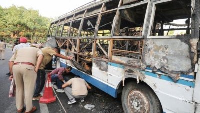 পুড়ে যাওয়া বাসটি খতিয়ে দেখছে পুলিশ