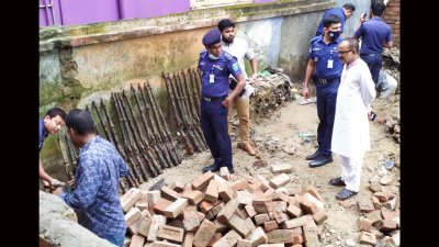 ঘটনাস্থল পরিদর্শন করেছেন পুলিশ সুপার ও অন্য পুলিশ সদস্যরা