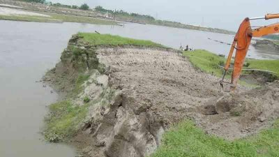 ব্রহ্মপুত্রে অবৈধ ড্রেজার মেশিন বসিয়ে বালু উত্তোলন