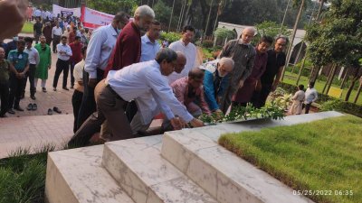 সংস্কৃতি মন্ত্রণালয়ের পক্ষ থেকে জাতীয় কবি কাজী নজরুল ইসলামের সমাধিতে ফুল দিয়ে শ্রদ্ধা জানানো হচ্ছে
