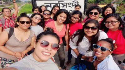 ঢাকা থেকে গিয়ে নরসিংদী রেল স্টেশনে প্রতিবাদ জানান নারীরা