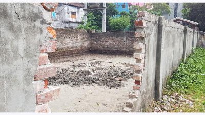 বাড়ি তৈরির জন্য মাটি কাটার সময় প্লাস্টিকের ড্রামের সন্ধান পান শ্রমিকরা