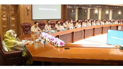 সেনা কর্মকর্তাদের সঙ্গে প্রধানমন্ত্রী শেখ হাসিনা (ছবি: বাসস)