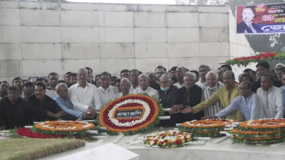 জিয়াউর রহমানের কবরে পুষ্পস্তবক অর্পণ করেন বিএনপির নেতাকর্মীরা