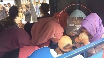 পার্ক থেকে পুলিশের গাড়িতে শিক্ষার্থীদের থানায় নেওয়া হয়