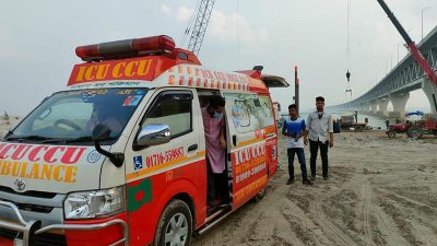 হাসপাতাল থেকে সন্তানকে পদ্মা সেতু দেখাতে নিয়ে এসেছেন এক বাবা (ছবি: প্রতিমন্ত্রী নসরুল হামিদের ফেসবুক থেকে নেওয়া)