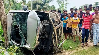 ট্রেনের ধাক্কায় দুমড়েমুচড়ে যায় মাইক্রোবাসটি