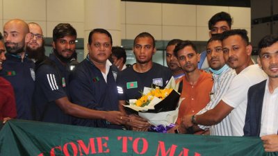 জামালদের ফুলেল শুভেচ্ছা জানিয়েছে মালয়েশিয়ার বাংলাদেশি প্রবাসীরা।