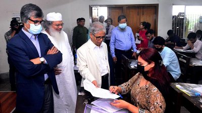 একটি কেন্দ্রে ঢাবি ভিসি ও প্রক্টর