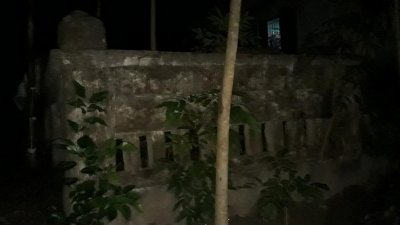 রাতের আঁধারে কবরস্থান থেকে ৯টি কঙ্কাল চুরি