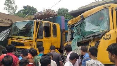 দুর্ঘটনাকবলিত দুই ট্রাক