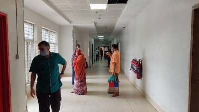 শেখ হাসিনা বার্ন অ্যান্ড প্লাস্টিক সার্জারি ইনস্টিটিউটের আইসিইউর বাইরে অপেক্ষায় স্বজনরা