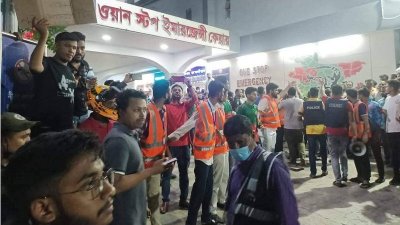 হাসপাতালের সামনে হতাহতদের স্বজনরা