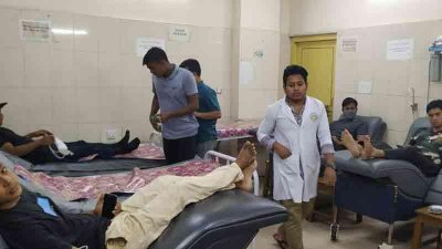 সীতাকুণ্ডে বিস্ফোরণে আহতদের চিকিৎসায় রক্ত দিচ্ছেন চট্টগ্রাম বিশ্ববিদ্যালয়সহ বিভিন্ন প্রতিষ্ঠানের শিক্ষার্থীরা