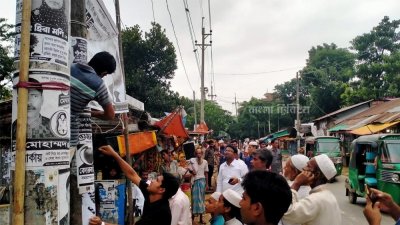 আচরণবিধি লঙ্ঘন করে লাগানো ব্যানার-পোস্টার অপসারণ করা হচ্ছে