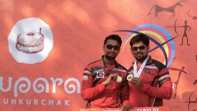 আর্চার রোমান সানার সঙ্গে জিয়াউল হক (ডানে)