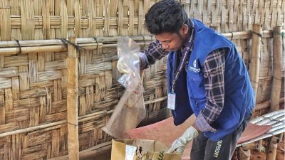 রোহিঙ্গা ক্যাম্পে প্যাকেটজাত পণ্যে বিপুল পরিমাণ পলিথিনের ব্যবহার করা হয়