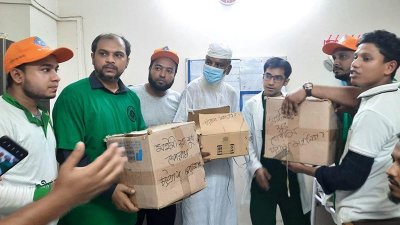 দগ্ধদের ওষুধ ও খাবার দিচ্ছে সুপ্রিম পার্টির নেতারা
