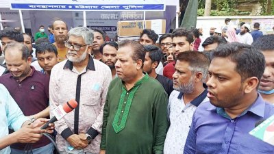 গণমাধ্যমকর্মীদের কাছে ডিপোতে নাশকতা হয়েছে বলে দাবি করেন মালিকপক্ষের প্রতিনিধিরা