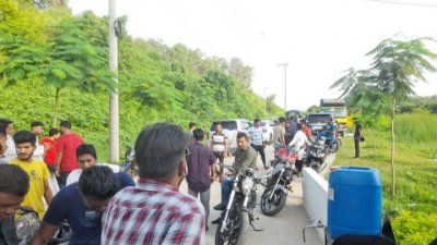 হাটহাজারীতে হাইড্রোজেন পার-অক্সাইডের কারখানা বন্ধের দাবিতে বিক্ষোভ