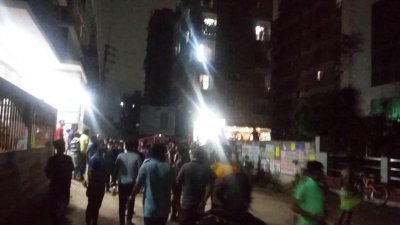 ঘটনাস্থলের সামনে উৎসুক জনতার ভিড়