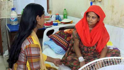 হাসপাতালের শয্যায় শারমিন আক্তার