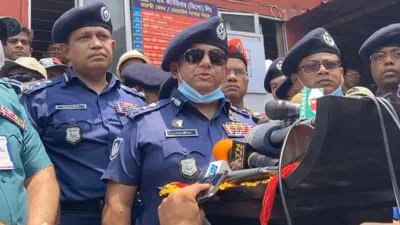 বিএম কনটেইনার ডিপো পরিদর্শন শেষে সাংবাদিকদের সঙ্গে কথা বলেন আইজপি ড. বেনজীর আহমেদ