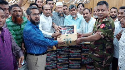 চট্টগ্রাম মেডিক্যাল কলেজ হাসপাতালের পরিচালক এবং সহকারী পরিচালকের কাছে চিকিৎসা সামগ্রী হস্তান্তর করা হয়
