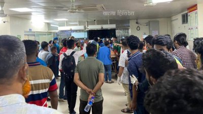 হাসপাতালে স্বজনদের ভিড়ে দগ্ধদের সংক্রমণ ঝুঁকি বেড়েছে