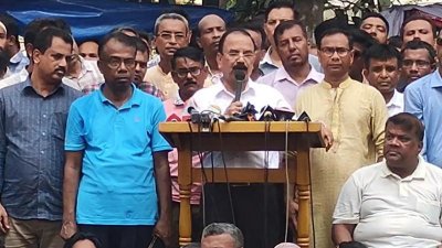 সমাবেশে বক্তব্য রাখছেন গয়েশ্বর চন্দ্র রায়