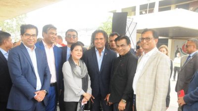 বাফুফে কর্মকর্তা ও ফ্রান্সের বিশ্বকাপ জয়ী ক্রিস্তিয়ান কারেম্বুর সঙ্গে কাজী সালাউদ্দিন।