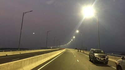 আলো জ্বলছে পদ্মা সেতুর ল্যাম্পপোস্টে