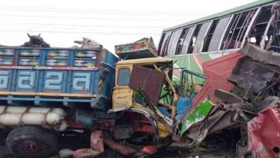 দুটি বাস ও একটি ট্রাকের ত্রিমুখী সংঘর্ষ