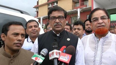 কুমিল্লায় কর্মীসভায় সাংবাদিকদের সঙ্গে কথা বলেন মাহবুবউল আলম হানিফ